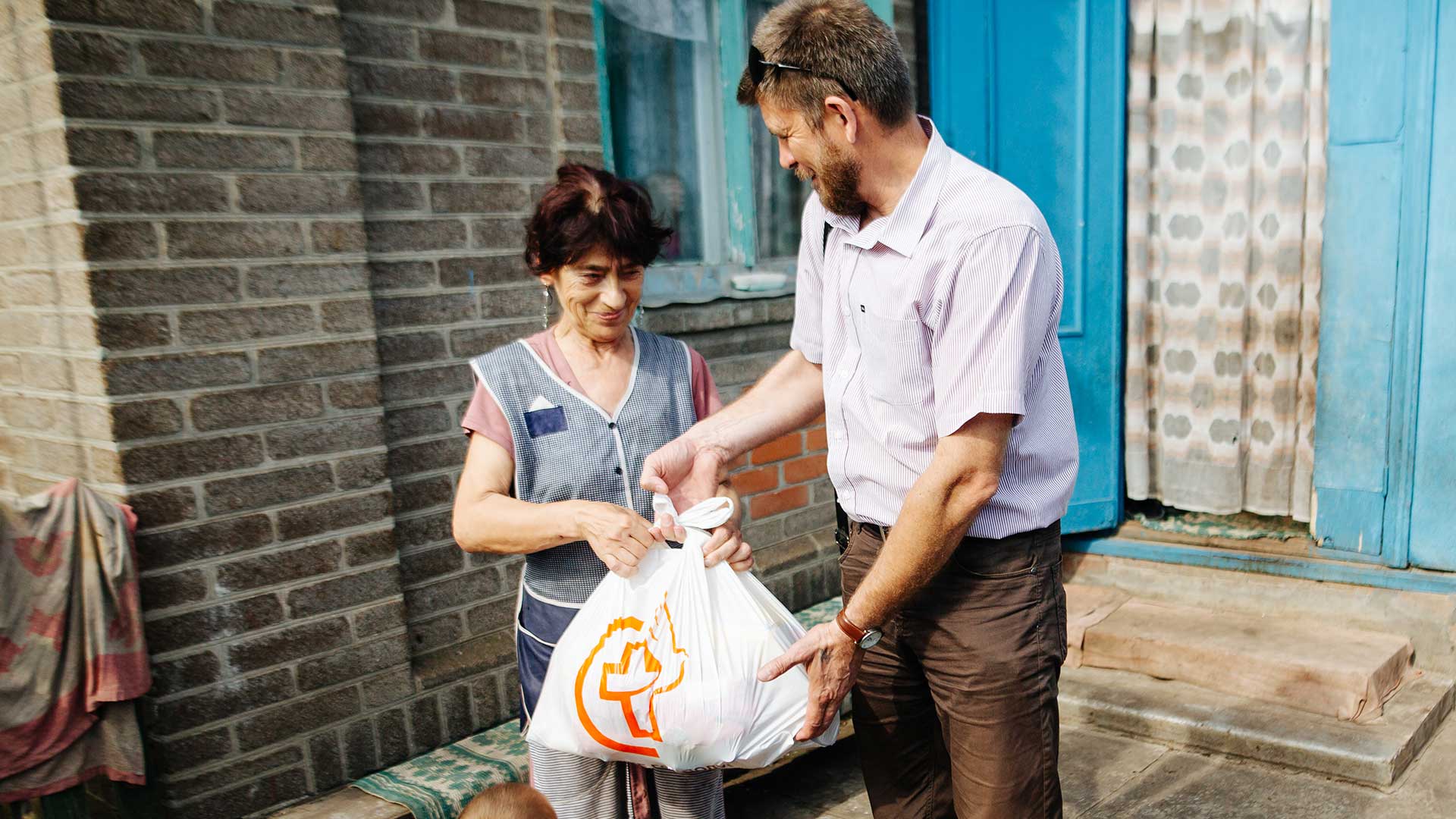 A coordinator gives a bag of supplies.